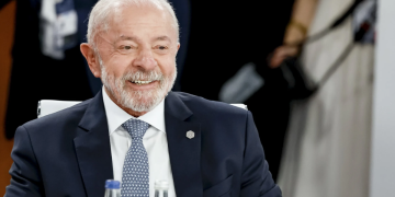 Lula afirma que mundo está no centro e nega ser de esquerda durante reunião do G7