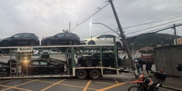Acidente com caminhão-cegonha causa transtornos e terminal de ônibus fica sem coletivos em Niterói