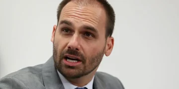 Moraes autoriza julgamento de Eduardo Bolsonaro por intervenção estrangeira e coação no STF
