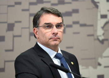 Flávio Bolsonaro anuncia denúncia contra Lula no STF após comentário comparando-o a Tiradentes