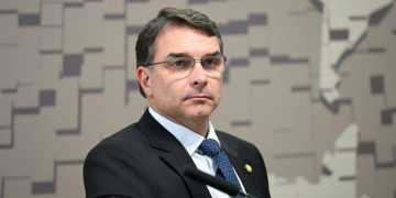 Flávio Bolsonaro anuncia denúncia contra Lula no STF após comentário comparando-o a Tiradentes