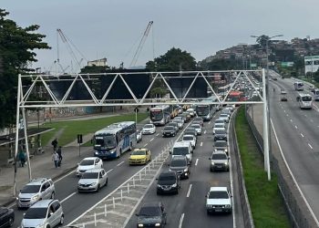 Trânsito intenso na BR-101 e em vias de Niterói pela manhã, com congestionamento no sentido Rio