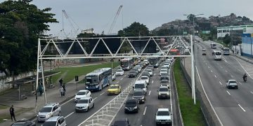 Trânsito intenso na BR-101 e em vias de Niterói pela manhã, com congestionamento no sentido Rio