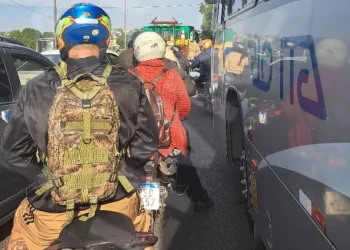 Poste instável com fiação baixa causa congestionamento na BR-101 em São Gonçalo