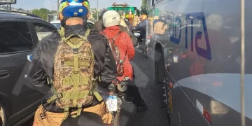 Poste instável com fiação baixa causa congestionamento na BR-101 em São Gonçalo