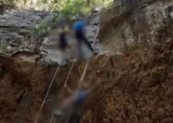 Mulher de 59 anos morre após queda durante rapel na Gruta do Spar, em Maricá