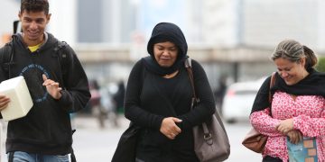 Inverno no Rio deve ter temperaturas acima da média devido ao El Niño, com dias de calor e chuva.