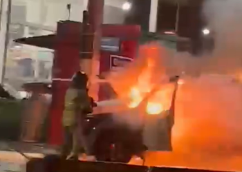 Incêndio de carro no Centro de Niterói causa incêndio, ferido e congestionamento