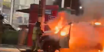 Incêndio de carro no Centro de Niterói causa incêndio, ferido e congestionamento