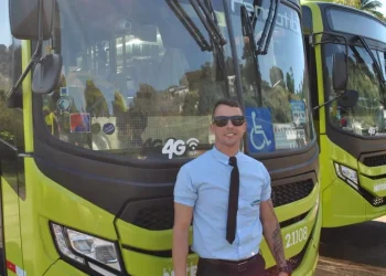 Motorista de Niterói viraliza ao dançar nas viagens e conquistar passageiros