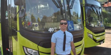 Motorista de Niterói viraliza ao dançar nas viagens e conquistar passageiros