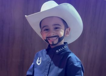 Menino de seis anos conquista internet ao viralizar com vídeos dançando em eventos escolares