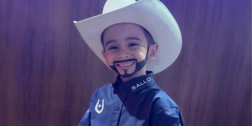 Menino de seis anos conquista internet ao viralizar com vídeos dançando em eventos escolares