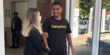 Surfista Thomás Rovira recebe alta após cirurgia de estabilização na coluna em Niterói