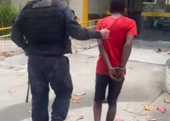 Polícia de Niterói apreende drogas e rádios em operação no Morro Boa Esperança
