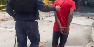 Polícia de Niterói apreende drogas e rádios em operação no Morro Boa Esperança