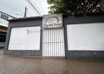 Homem sofre trauma facial após cair ao tentar sair do cemitério de Arraial do Cabo