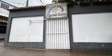 Homem sofre trauma facial após cair ao tentar sair do cemitério de Arraial do Cabo