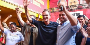 Eduardo Paes busca apoio em Belford Roxo durante lançamento de pré-candidato estadual
