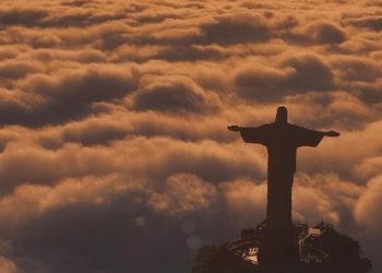 Fotógrafo captura Cristo Redentor emergindo em tapete de nuvens no Rio com drone