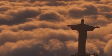 Fotógrafo captura Cristo Redentor emergindo em tapete de nuvens no Rio com drone