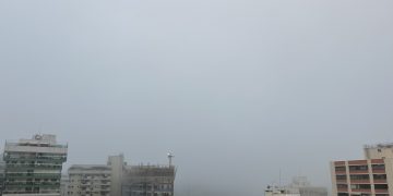 Manhã com nevoeiro e temperaturas baixas marcam início de dia instável em Niterói