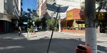 Placa de rua inclinada em Icaraí preocupa moradores e será reparada pela prefeitura