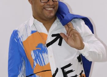 Thiago Còrdeiro reforça raízes do samba em show na Lapa, Rio de Janeiro