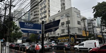 Trânsito intenso em Niterói devido a volume de veículos e chuva, sem acidentes na ponte