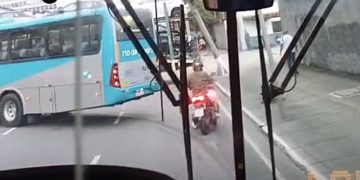Acidente com caminhão-cegonha causa congestionamento no Centro de Niterói