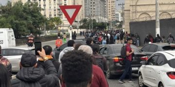 Acidente com caminhão-cegonha causa trânsito e atrasos em Niterói