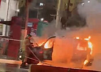 Incêndio destrói carro no centro de Niterói e causa congestionamento na via
