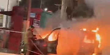 Incêndio destrói carro no centro de Niterói e causa congestionamento na via