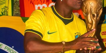 Projeto social na Rocinha promove integração e geração de renda com futebol, samba e cultura