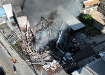 Incêndio destrói almoxarifado da Secretaria de Saúde de Rio das Ostras