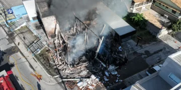 Incêndio destrói almoxarifado da Secretaria de Saúde de Rio das Ostras