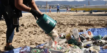 Mutirão recolhe 200 kg de lixo na Praia de Itaipú, Niterói, e combate poluição marinha