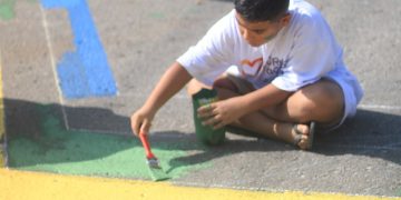 Projeto em São Gonçalo revitaliza rua com cores e cultura para a Copa de 2026