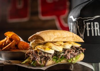 Low Fire Smokehouse celebra sete anos com sanduíche exclusivo e música country no Rio