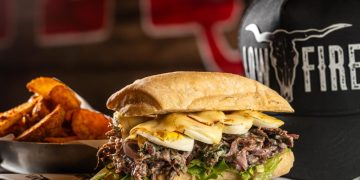 Low Fire Smokehouse celebra sete anos com sanduíche exclusivo e música country no Rio