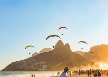 Céu do Rio tem voo de paramotores e ações de divulgação do Rock in Rio antes da venda de ingressos