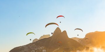 Céu do Rio tem voo de paramotores e ações de divulgação do Rock in Rio antes da venda de ingressos