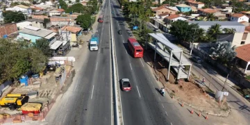Prefeitura de Maricá inicia montagem de passarela de 193 metros na RJ-106 para segurança de pedestres