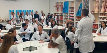 Governo torna exame do Enamed obrigatório para futuros médicos exercerem a profissão