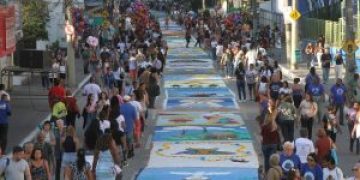 São Gonçalo realiza maior celebração de Corpus Christi da América Latina com procissão e confecção de tapetes