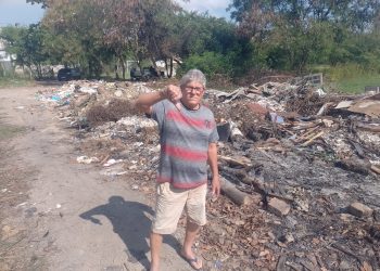 Moradores de São Gonçalo denunciam acúmulo de lixo e riscos sanitários em terreno abandonado