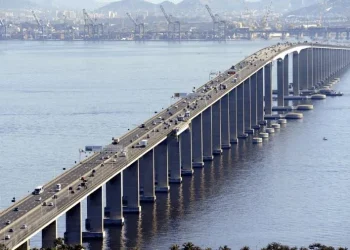 Motociclista morre após colisão na Ponte Rio-Niterói durante horário de pico