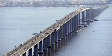 Motociclista morre após colisão na Ponte Rio-Niterói durante horário de pico