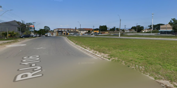 Mulher morre atropelada e homem fica ferido na RJ-106, em Maricá