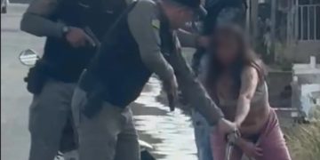 Mulher é flagrada retirando arma de dentro das roupas durante abordagem policial em Goiás